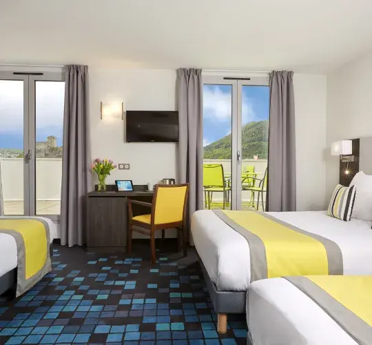  Hotel Astrid Lourdes Quarto Quádruplo 4 pessoas Hotel Astrid Lourdes 4 estrelas preto da Gruta