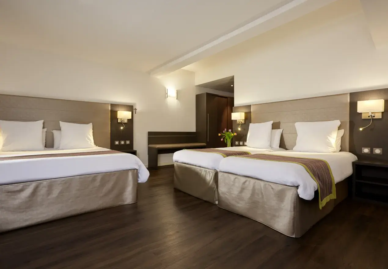  Hotel Astrid Lourdes Quarto Quádruplo 4 pessoas Hotel Astrid Lourdes 4 estrelas preto da Gruta