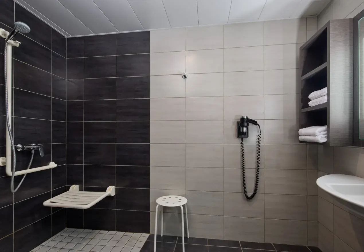  Hotel Astrid Lourdes Quarto adaptado para pessoas com mobilidade reduzida hotel Astrid Lourdes preto da Gruta