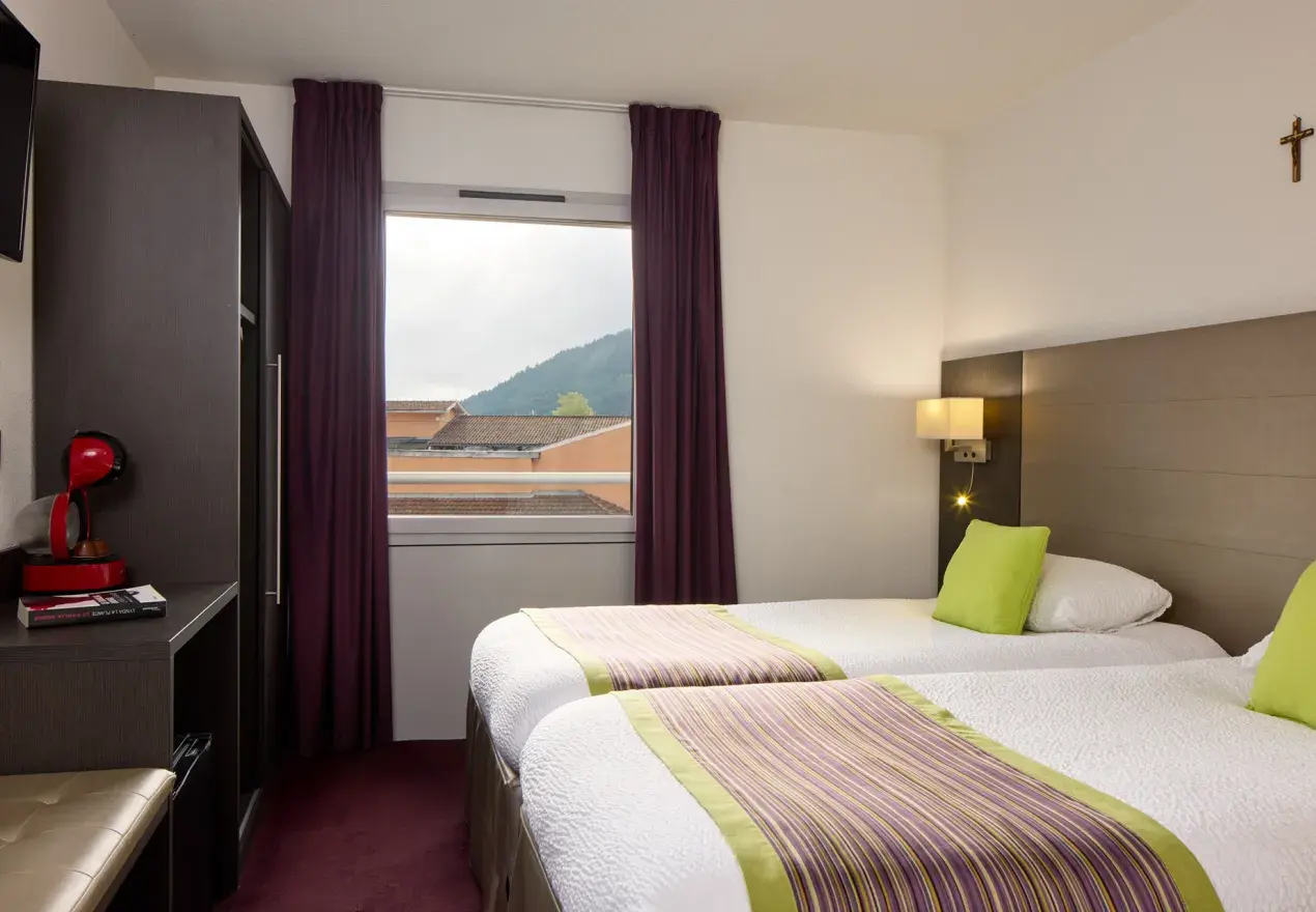  Hotel Astrid Lourdes 2 quartos comunicantes Conforto Hotel Astrid Lourdes preto da Gruta