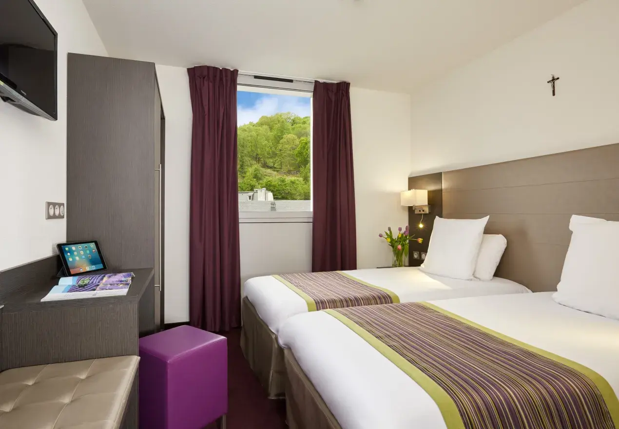  Hotel Astrid Lourdes 2 quartos comunicantes Conforto Hotel Astrid Lourdes preto da Gruta