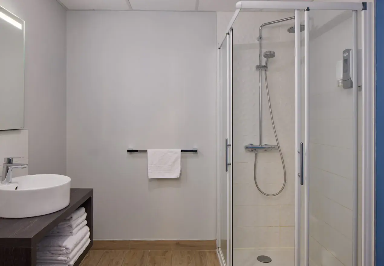  Hotel Astrid Lourdes Dreibettzimmer mit dusche