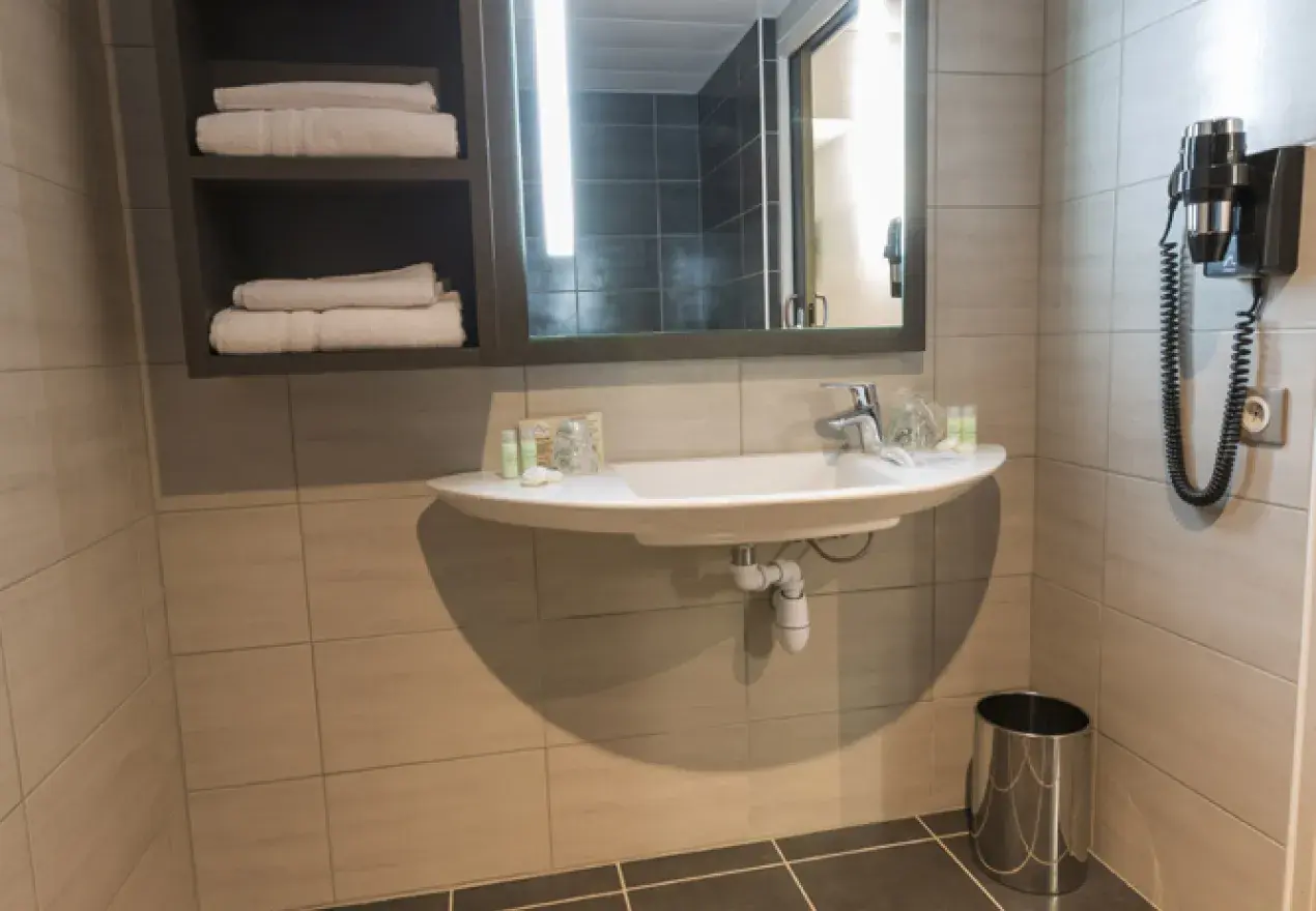  Hotel Astrid Lourdes chambre adaptee personne mobilite reduite