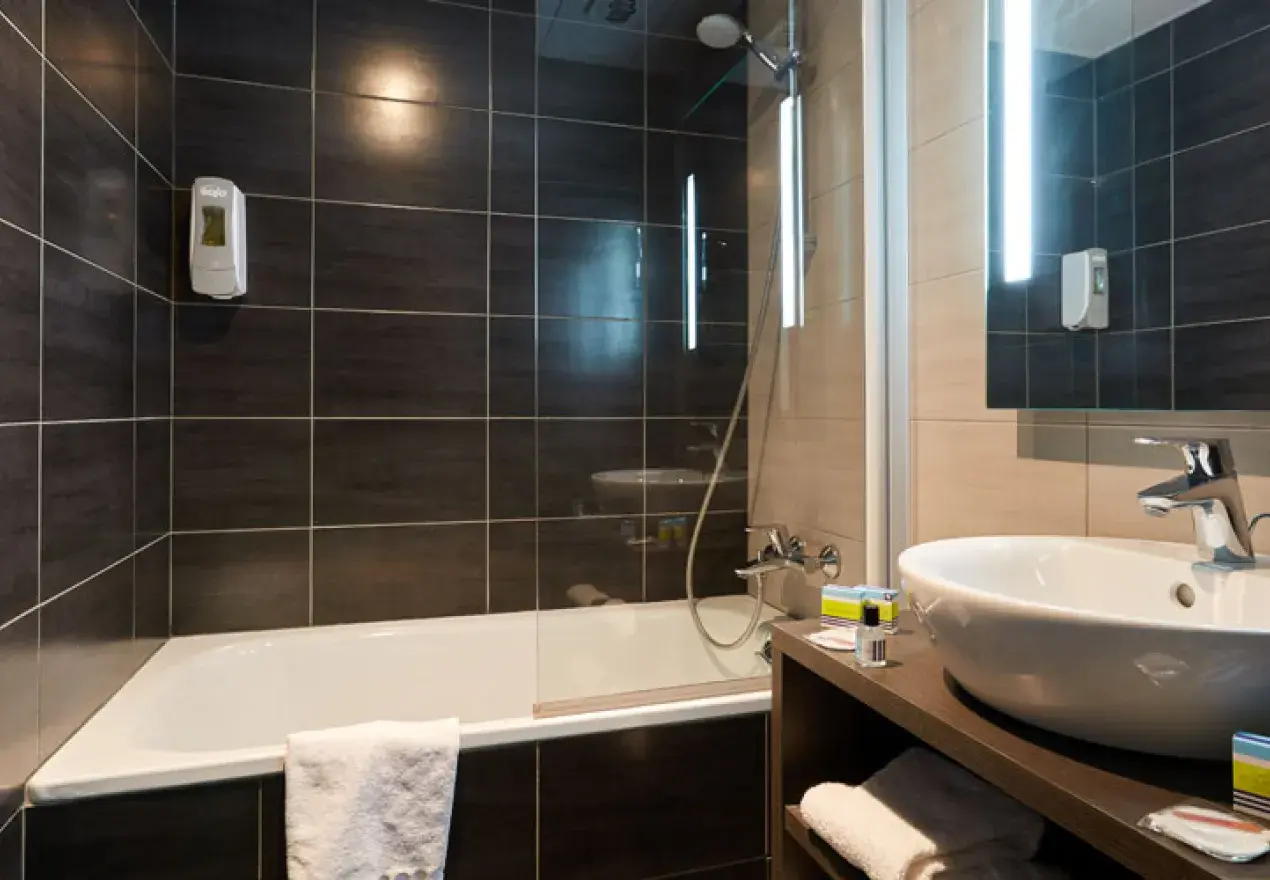  Hotel Astrid Lourdes Salle de bains avec baignoire