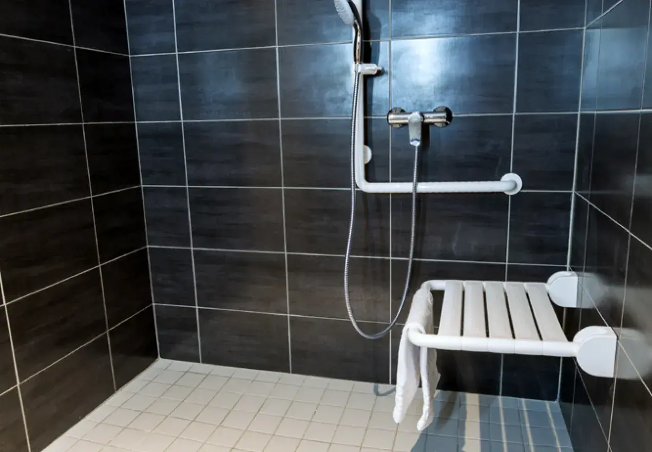  Hotel Astrid Lourdes chambre adaptee personne mobilite reduite