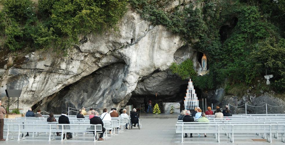 Lourdes in de buurt van de grot van Massabielle